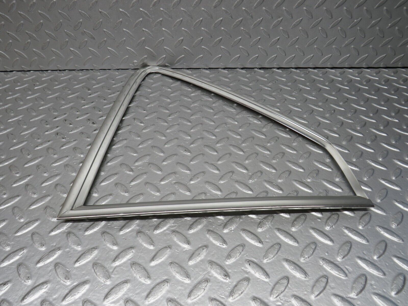 39855 Mercedes-Benz R107 350SL Hardtop Quarter Window Chrome Trim Right