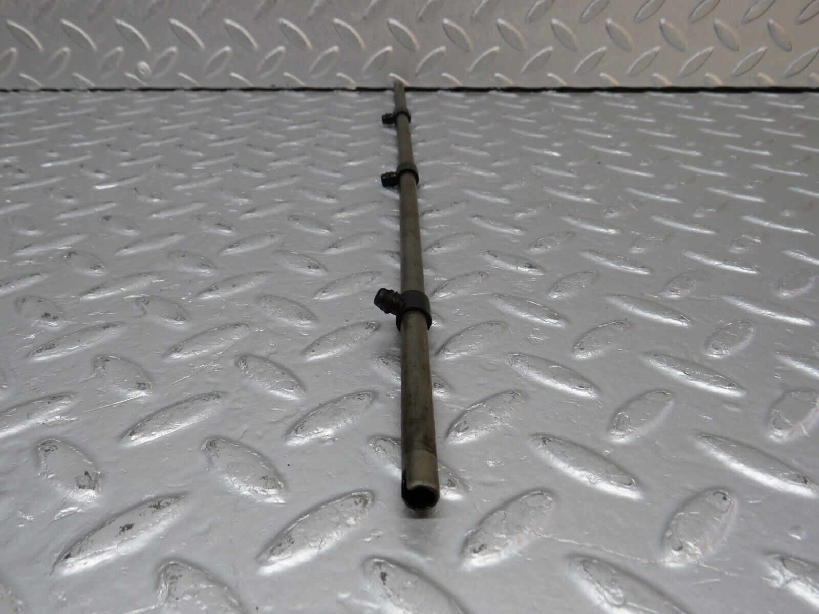 39933 Mercedes-Benz R107 350SL Camshaft Oil Tube