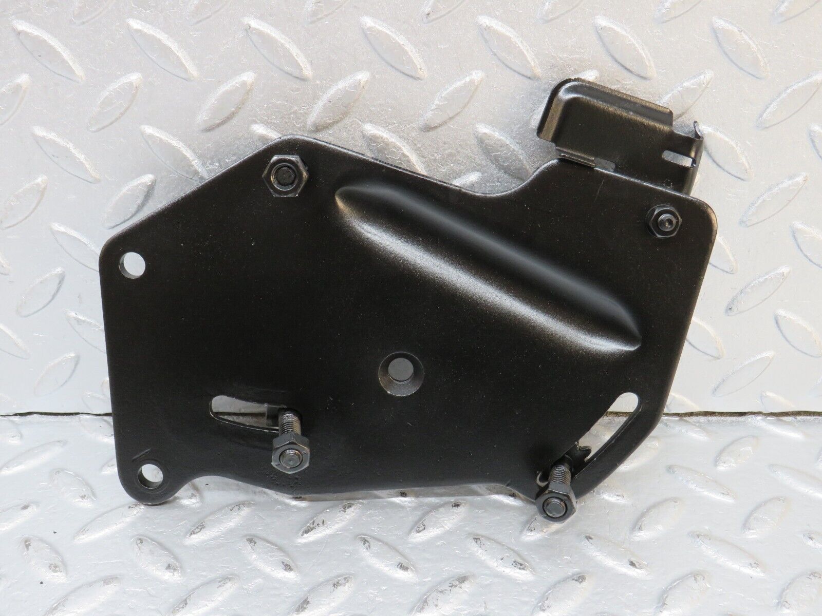 39923 Mercedes-Benz R107 350SL Power Steering Pump Bracket