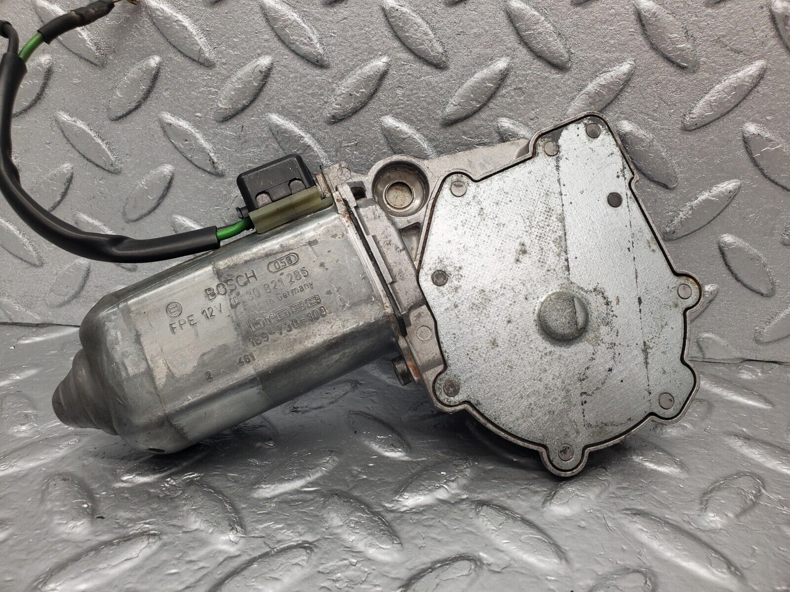 46136 Mercedes-Benz W124 Front Right Window Regulator Motor 0130821285