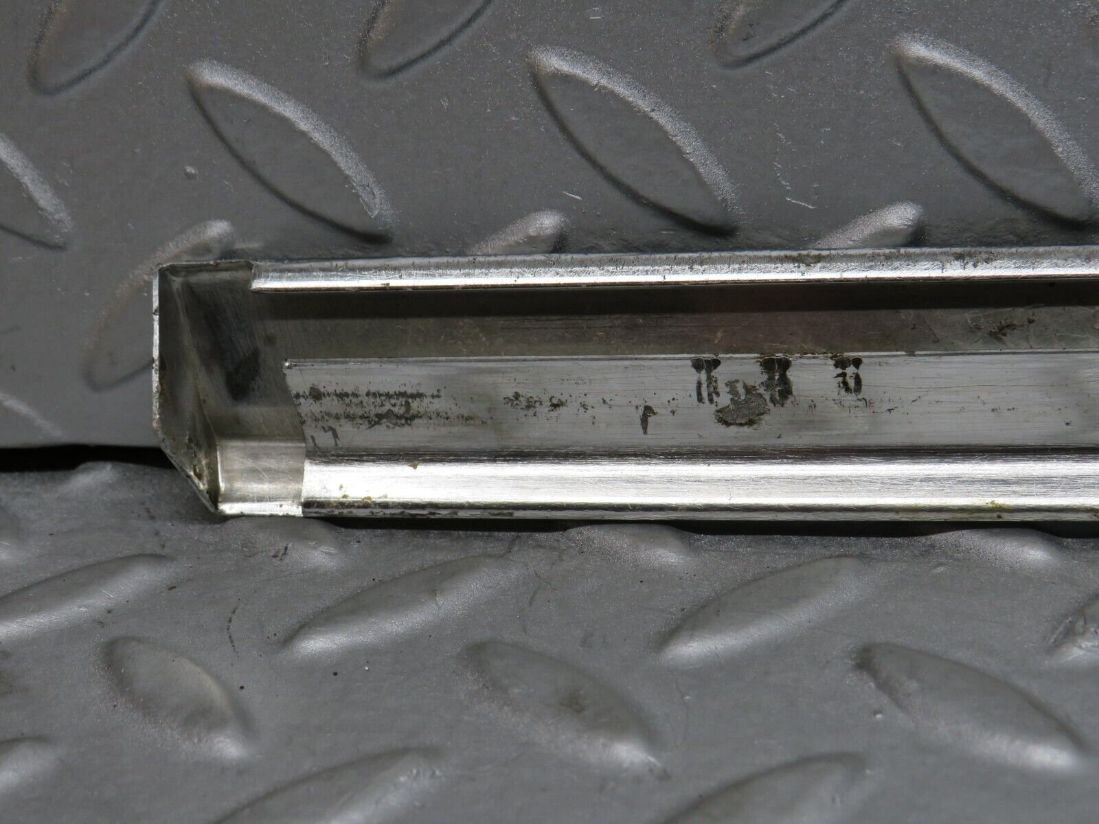 39107 Mercedes-Benz R107 500SL Right Door Chrome Trim