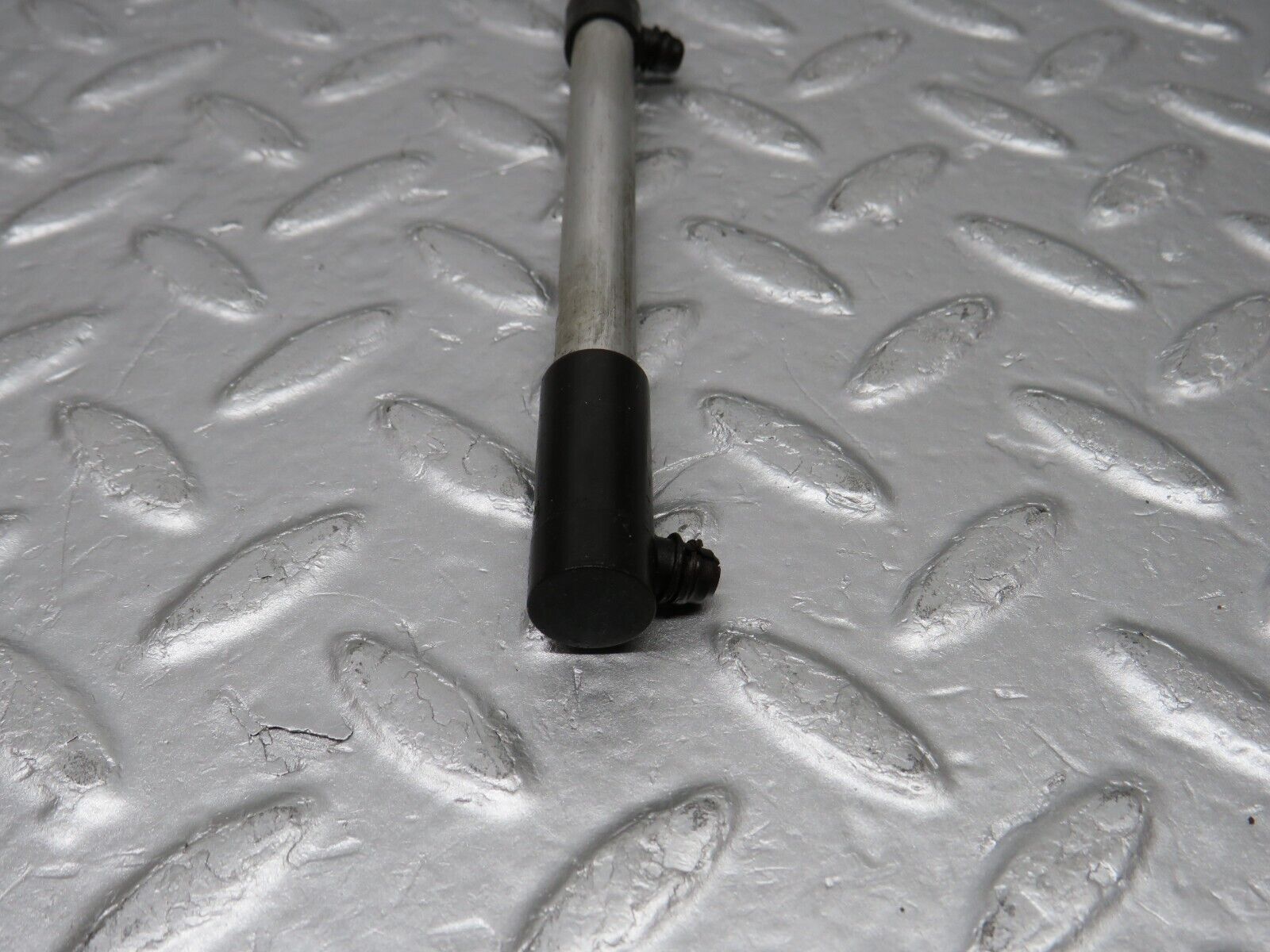 39157 Mercedes-Benz R107 500SL Camshaft Oil Tube