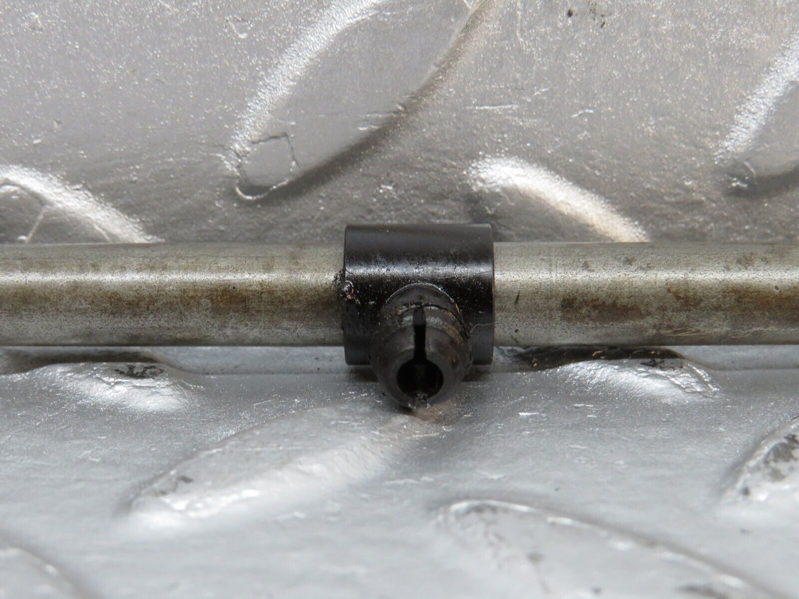 39933 Mercedes-Benz R107 350SL Camshaft Oil Tube