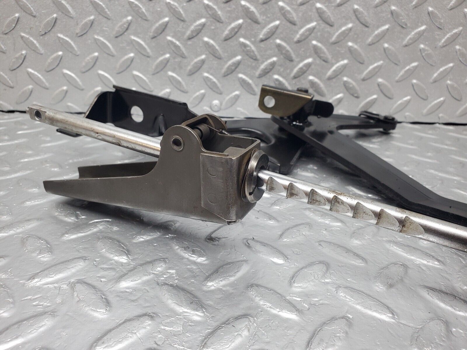 44310 Mercedes-Benz W123 280E Handbrake Regulator