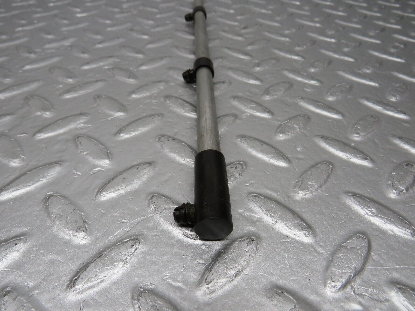 39158 Mercedes-Benz R107 500SL Camshaft Oil Tube