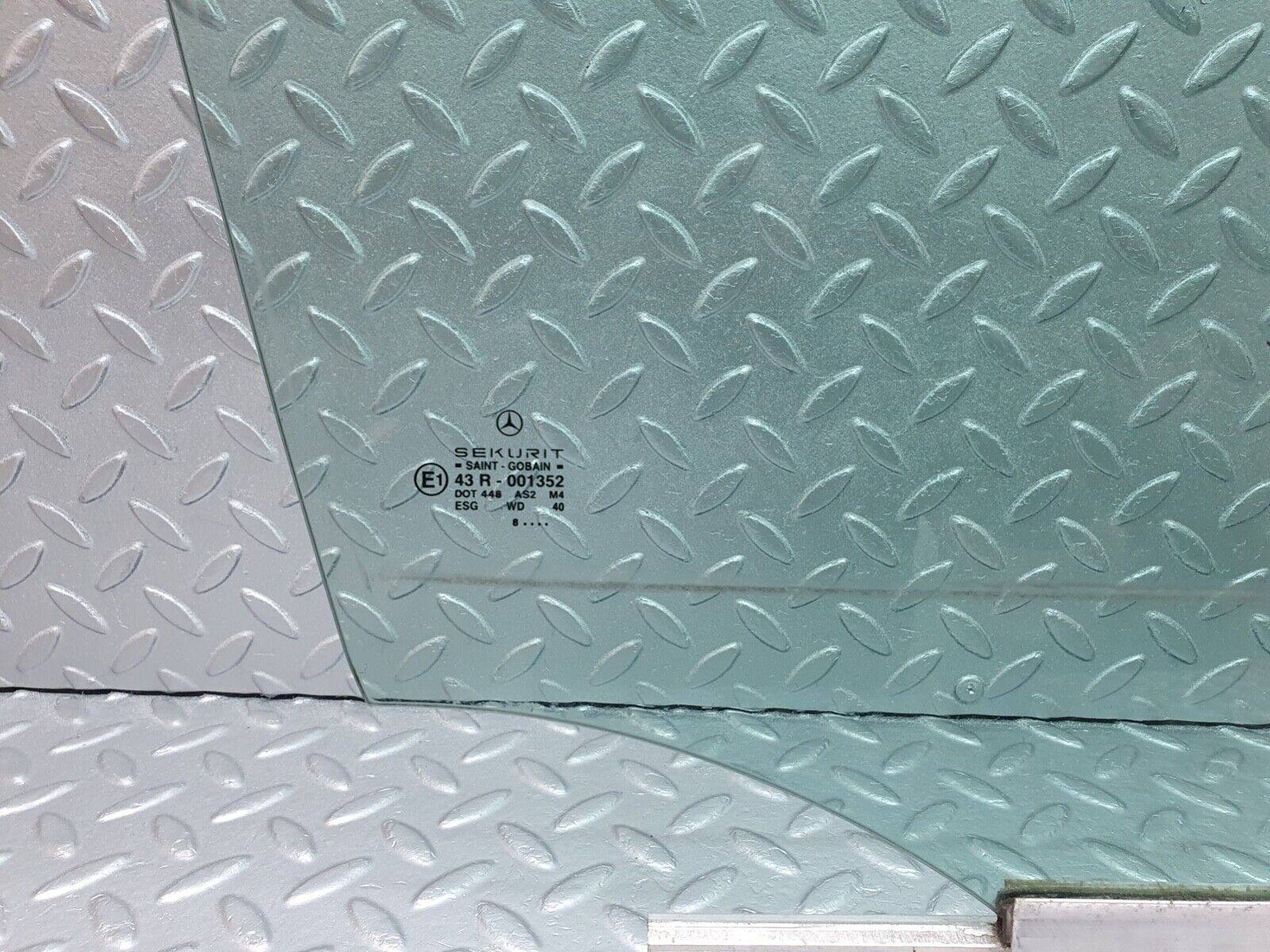 41993 Mercedes-Benz W202 C200 Front Right Door Window Glass