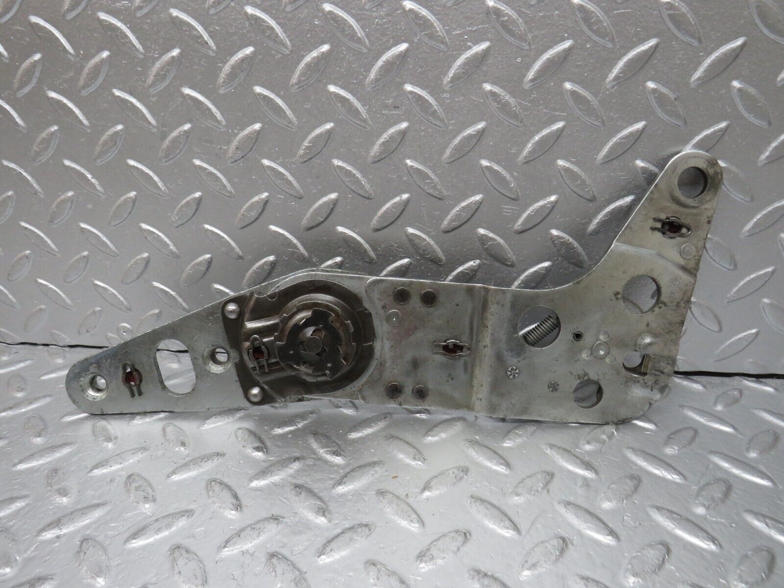 33209 Mercedes-Benz R107 Front Left Seat Hinge Pair 0009107685 0009107986