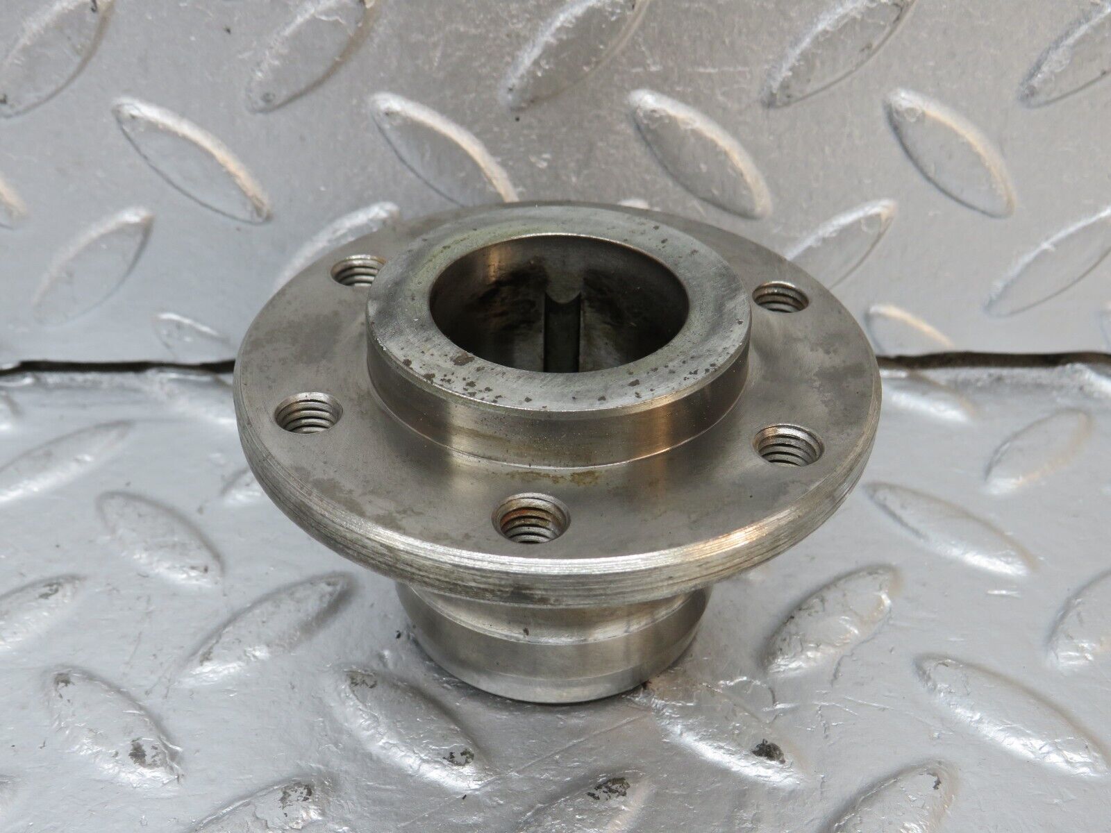 39940 Mercedes-Benz R107 350SL Crankshaft Sleeve Hub