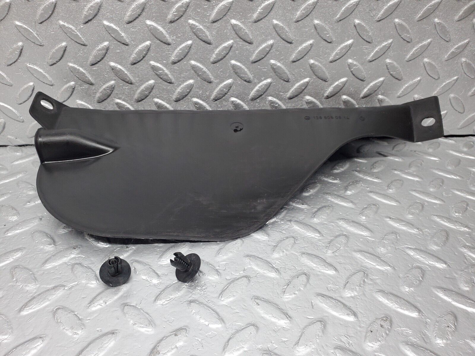 45630 Mercedes-Benz W126 420SE Vacuum Pump Housing Cover 1268050914
