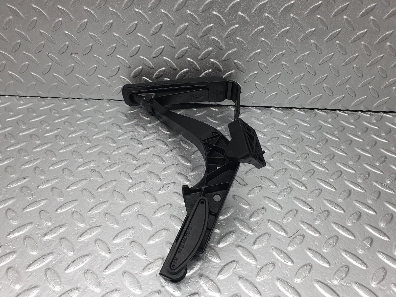 41787 Mercedes-Benz W202 C200 Accelerator Pedal With Linkage 1243011320 220301001 1293010382