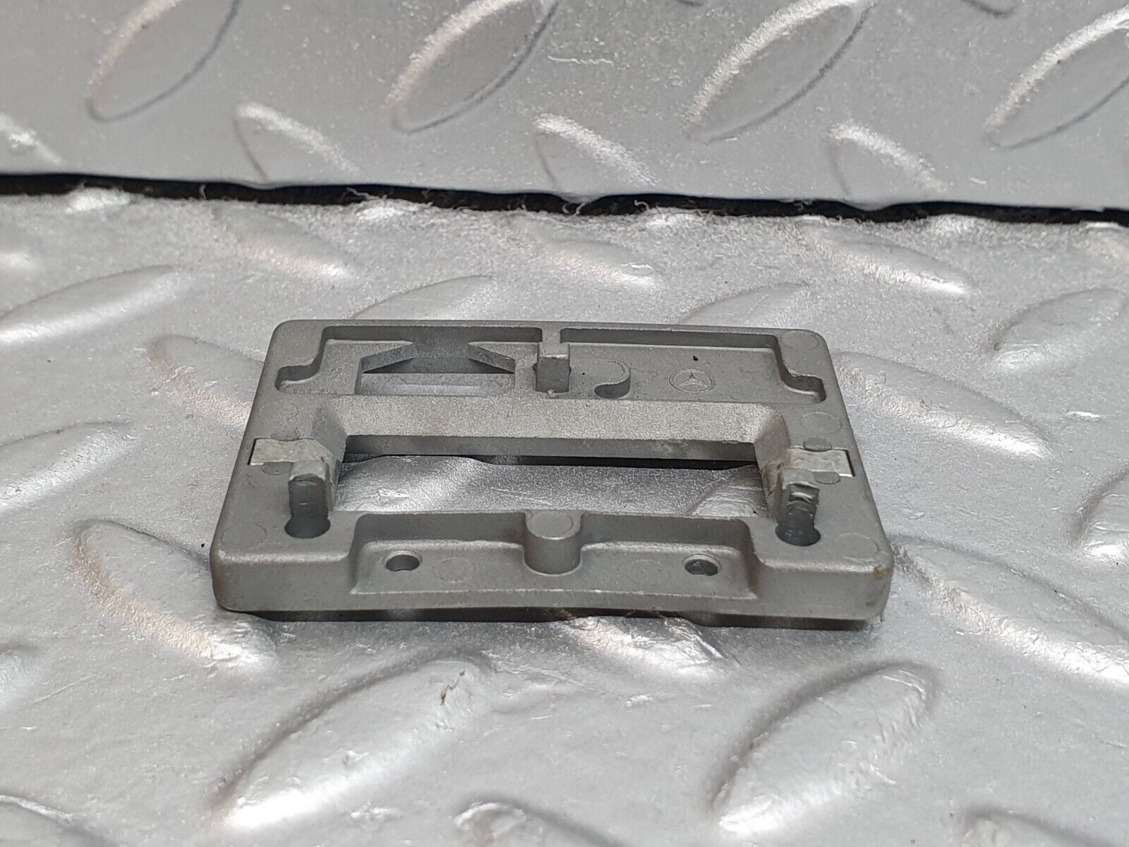 42082 Mercedes-Benz W202 C200 Rear View Mirror Bracket