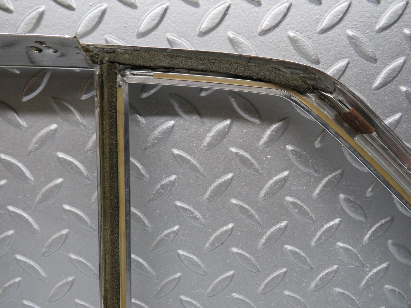 40197 Mercedes-Benz R107 Hardtop Side Window Chrome Moulding Trim Right