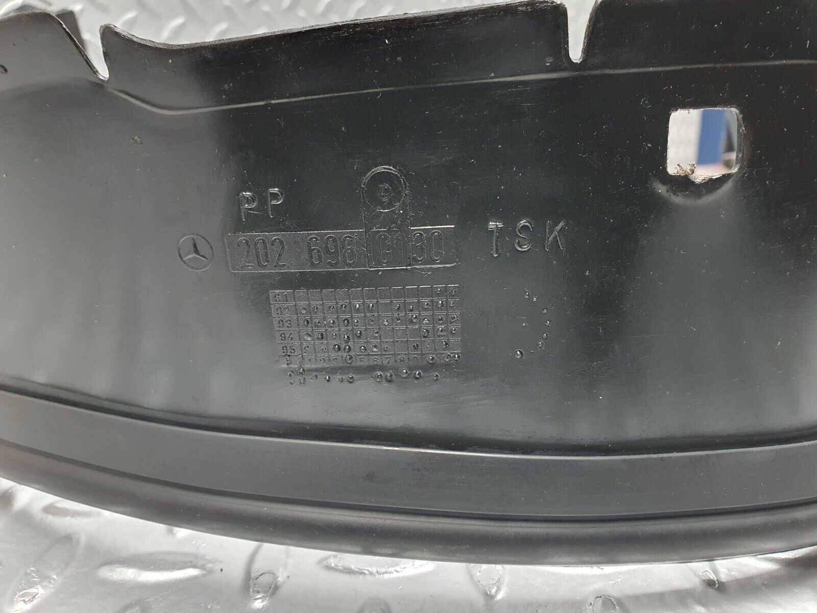 41931 Mercedes-Benz W202 C200 Front Left Inner Fender Wing Splash Guard 2026980130