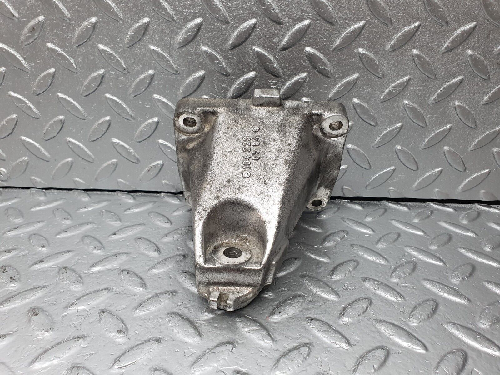 42307 Mercedes-Benz R129 320SL Coupe Engine Mount Bracket Right 1042230504