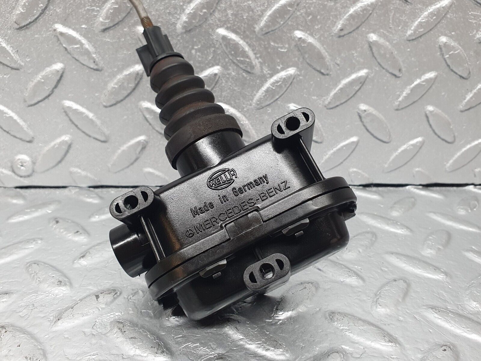 43646 Mercedes-Benz C126 380SEC Coupe Right Door Lock Vacuum Actuator