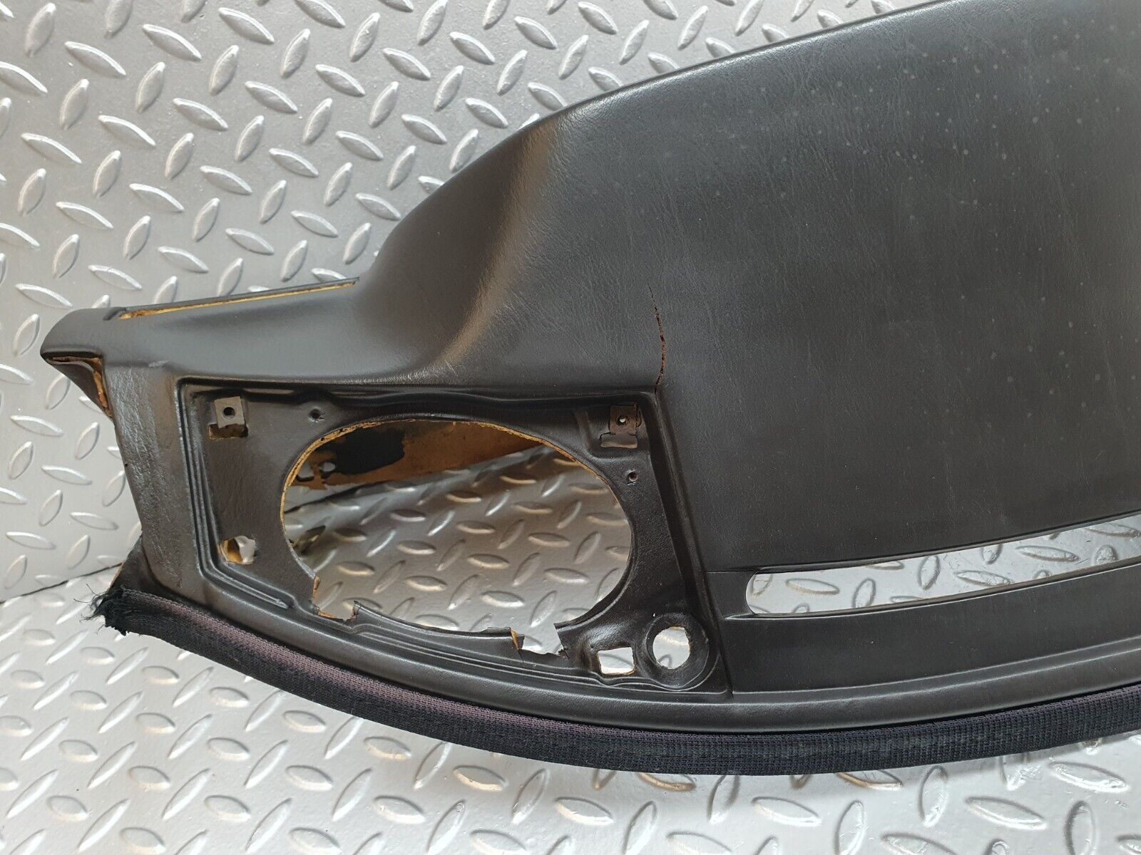 43733 Mercedes-Benz C126 380SEC Coupe Dashboard Black