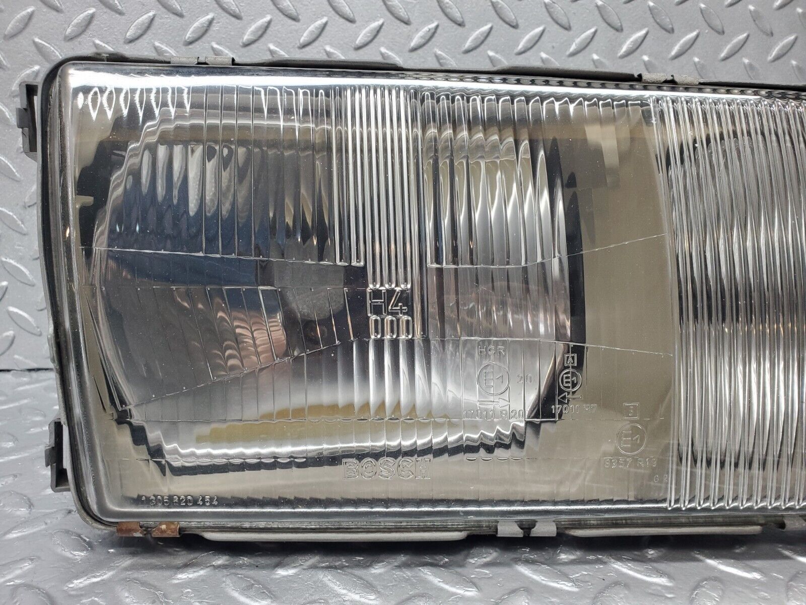 45826 Mercedes-Benz W126 420SE Headlight Right Bosch 0301065706 1268209361