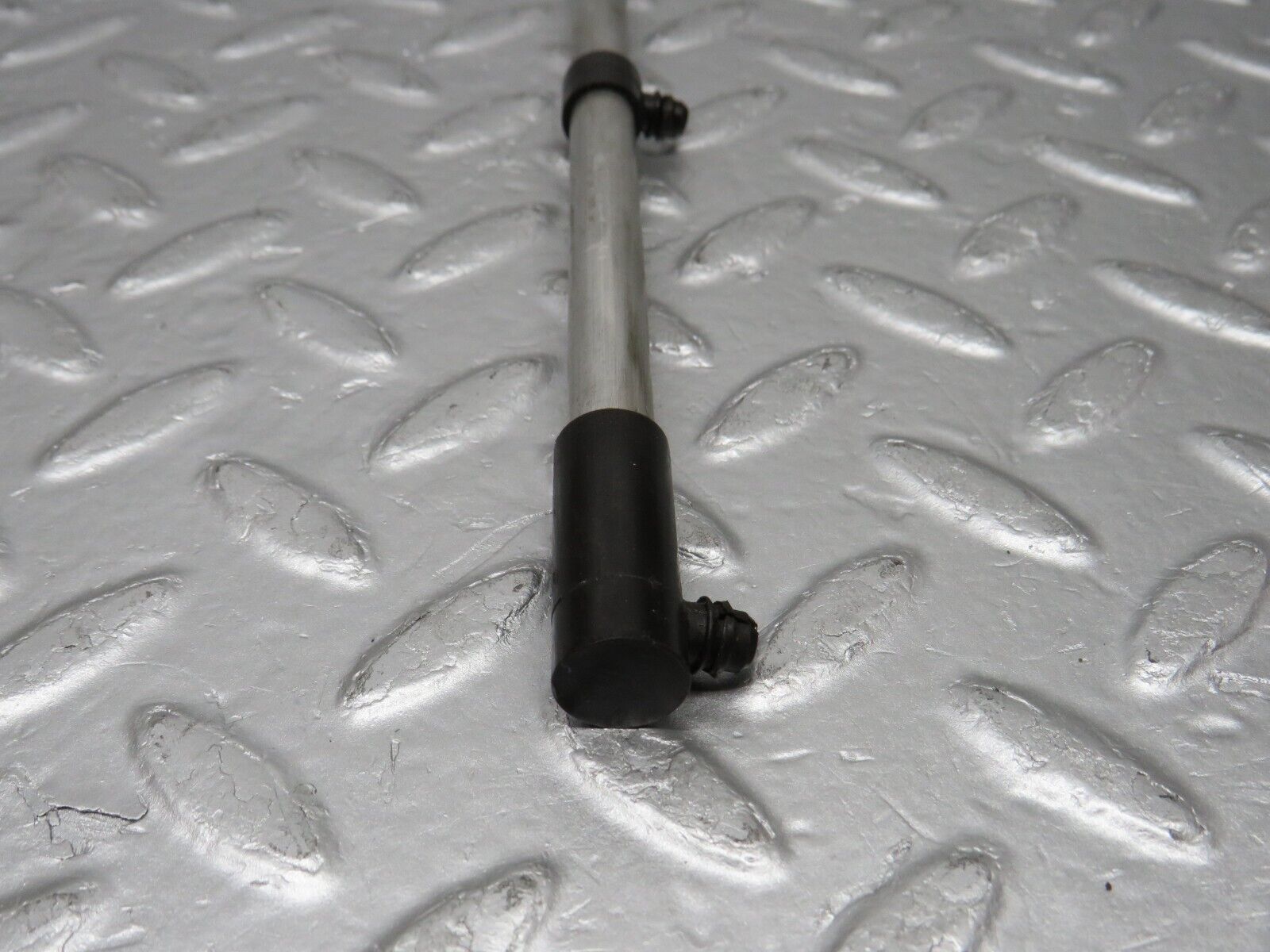 39157 Mercedes-Benz R107 500SL Camshaft Oil Tube