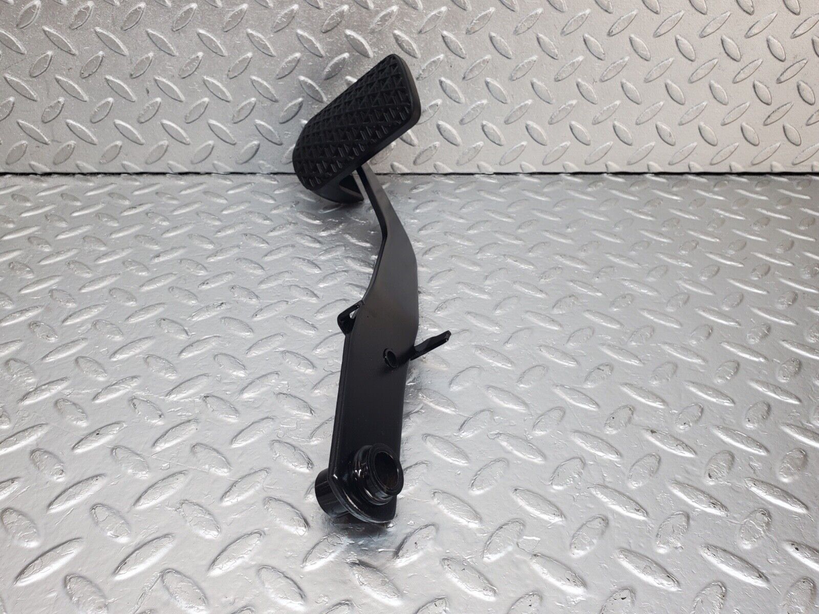 44592 Mercedes-Benz W124 220E Brake Pedal With Rubber 1232910082