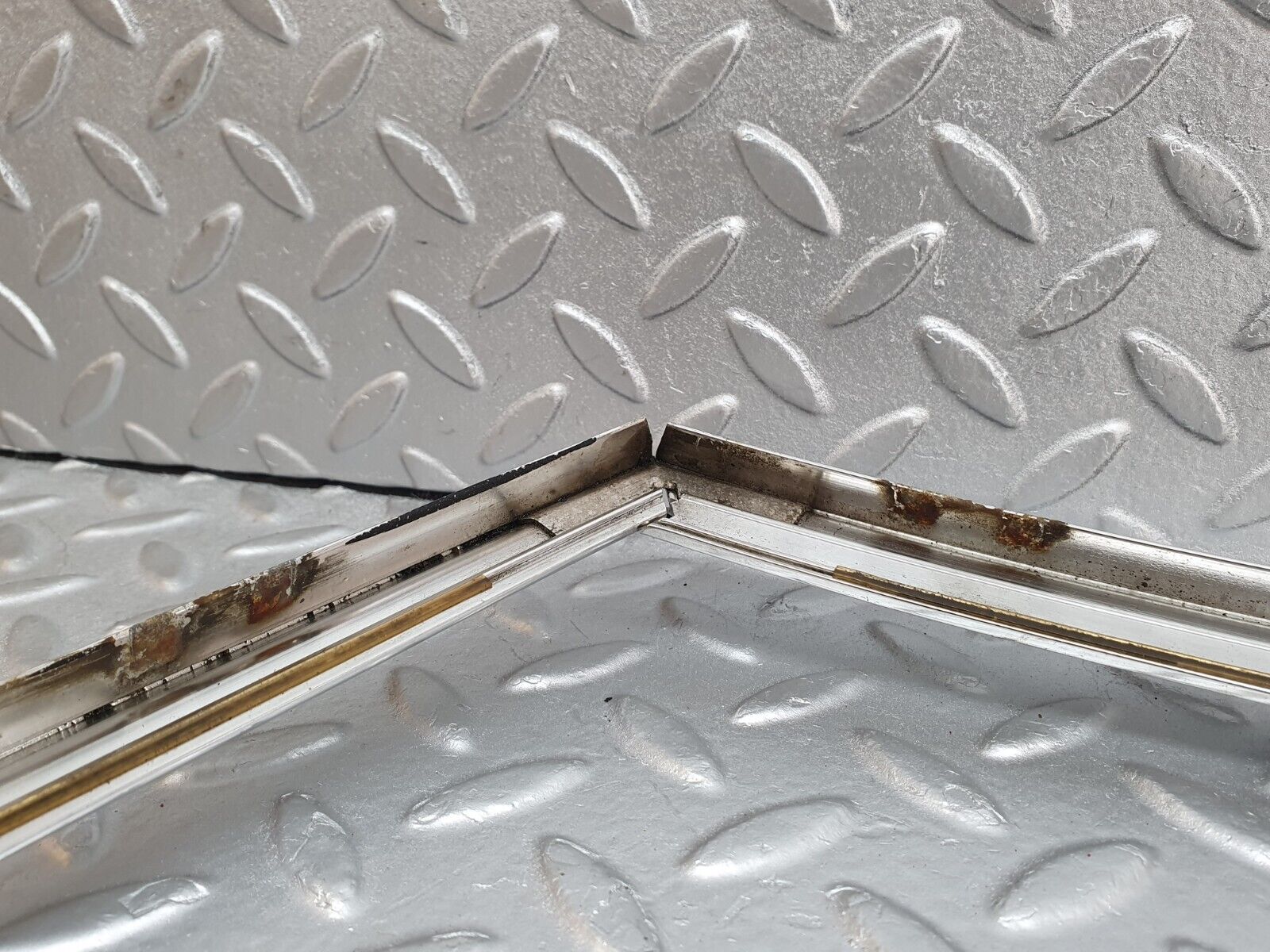 43054 Mercedes-Benz R107 Hardtop Windscreen Chrome Frame