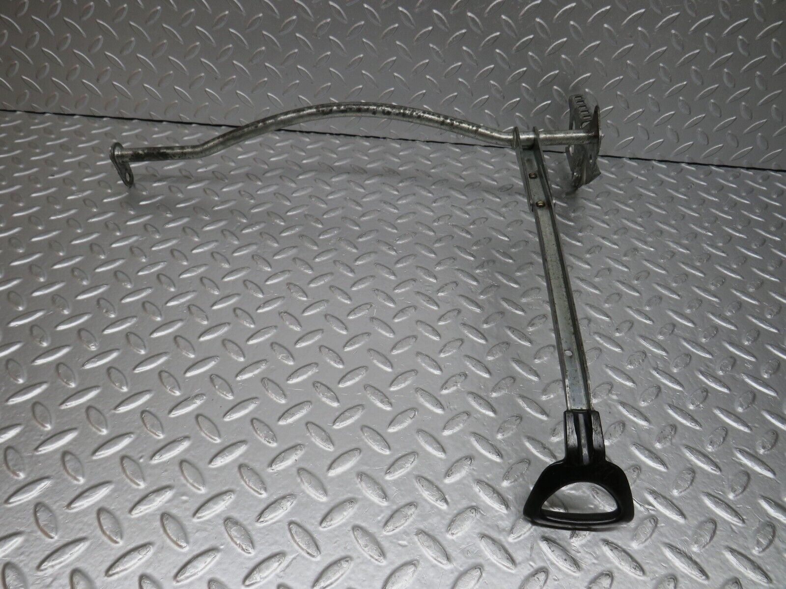 33204 Mercedes-Benz C107 R107 Front Left Seat Sliding Adjust Handle