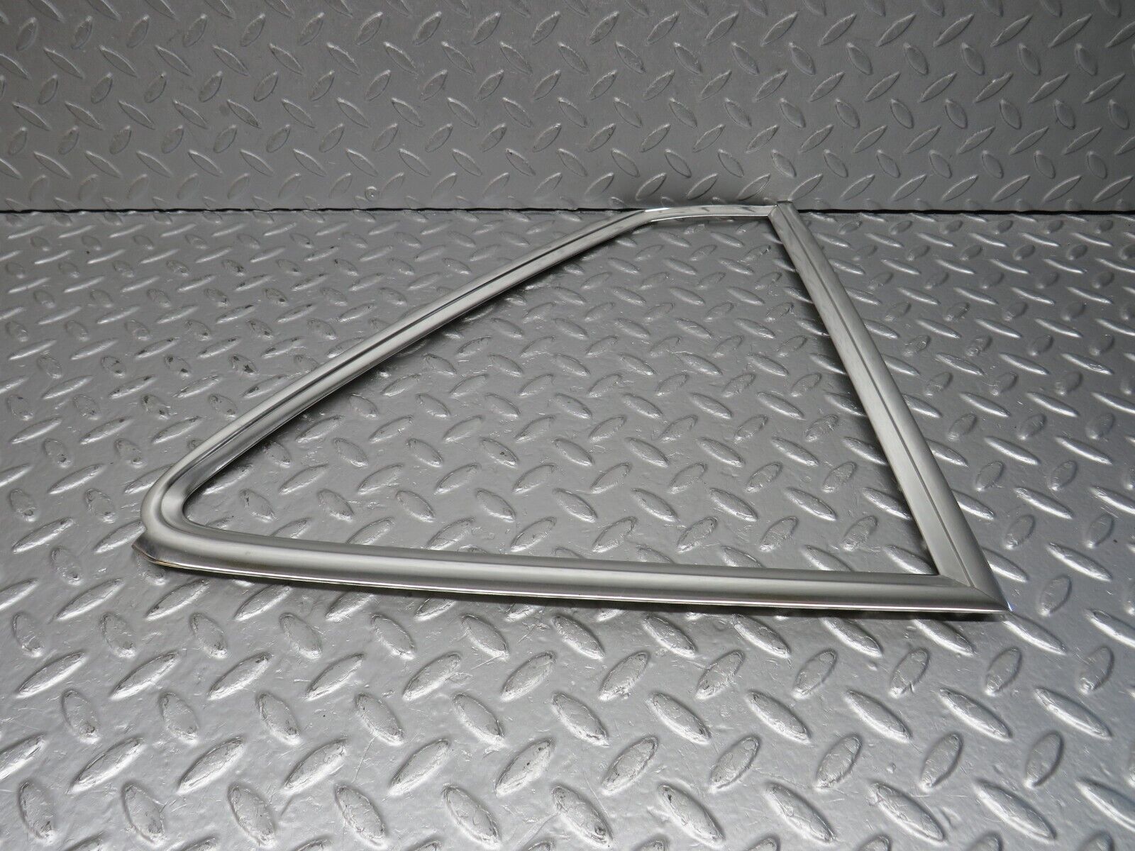 39855 Mercedes-Benz R107 350SL Hardtop Quarter Window Chrome Trim Right