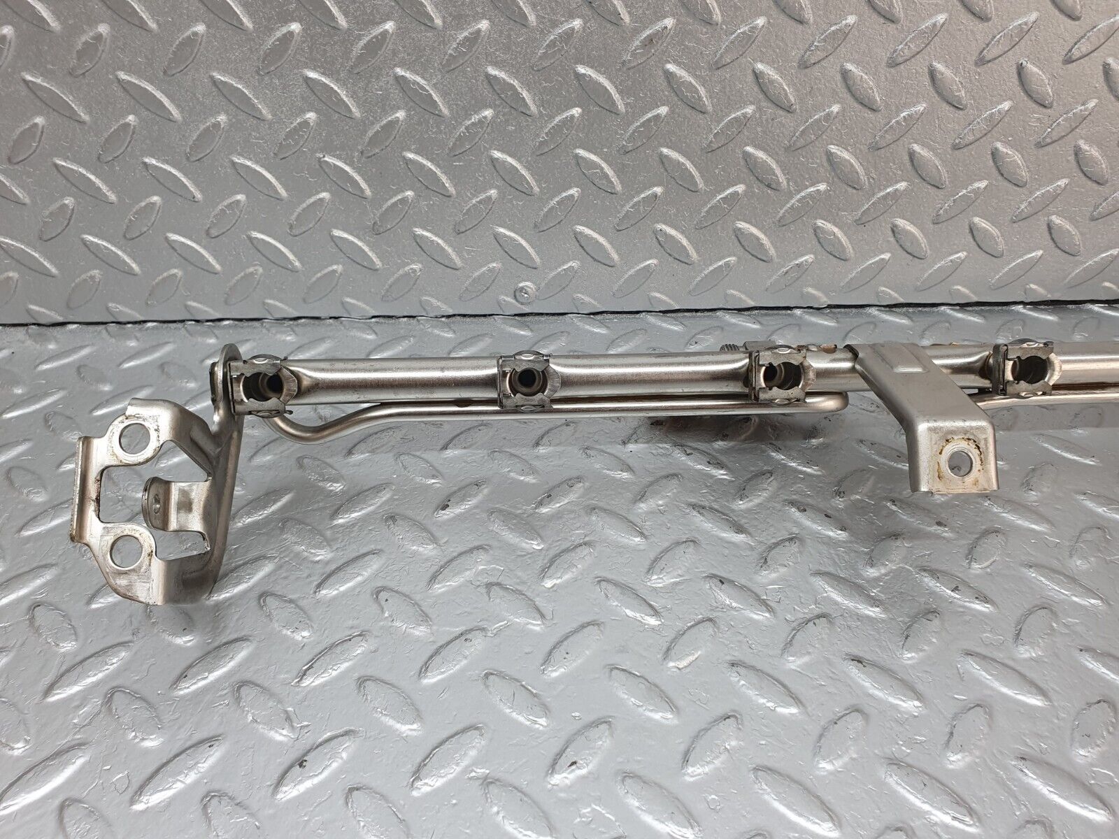 42324 Mercedes-Benz R129 320SL Coupe Fuel Injector Rail With Fuel Pressure Regulator 1040701395 0000781589