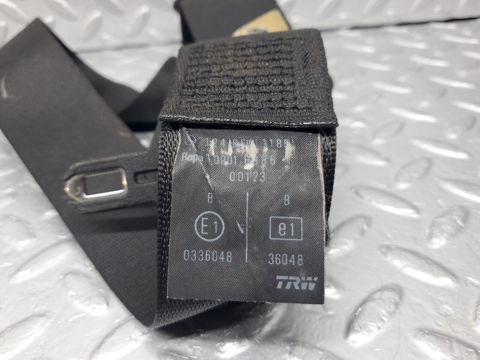 45865 Mercedes-Benz W126 420SE Rear Seat Belt Set With Buckles 1268601886 1248601185 1268601396