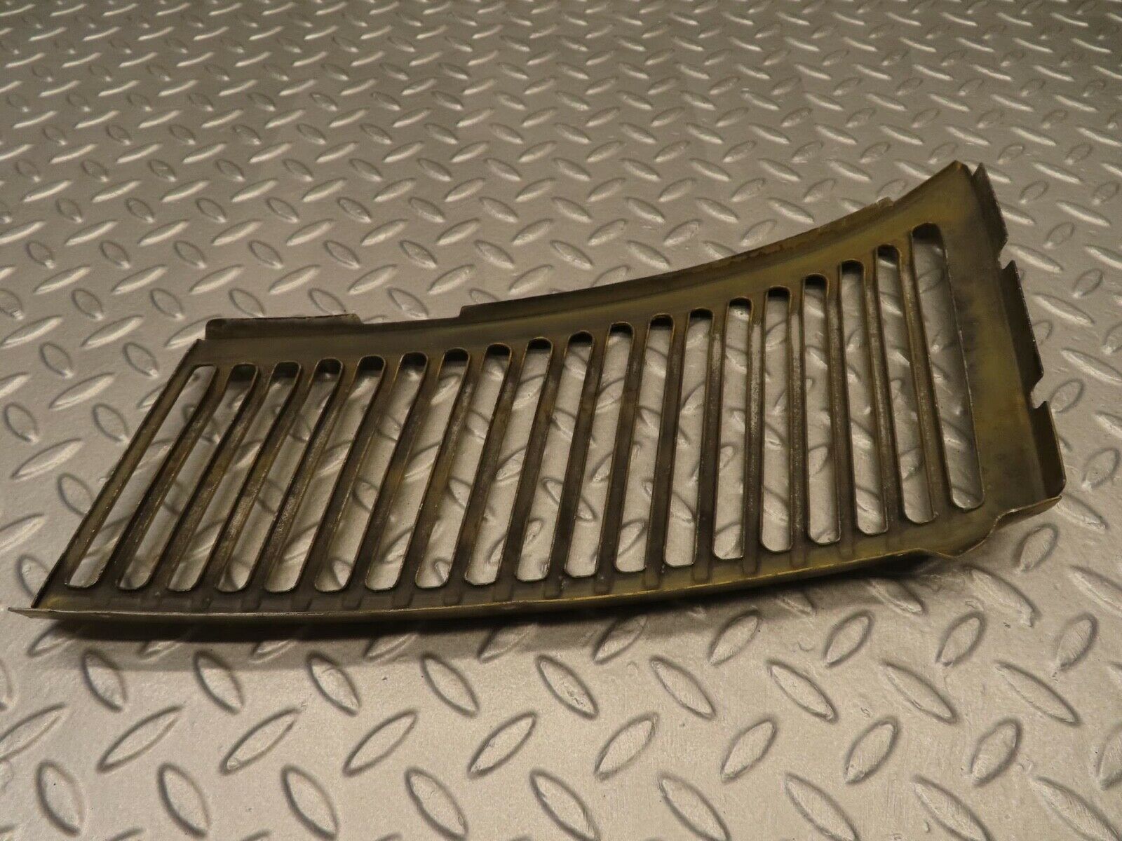 11814 Mercedes-Benz R107 450SL Air Intake Grill Right Side
