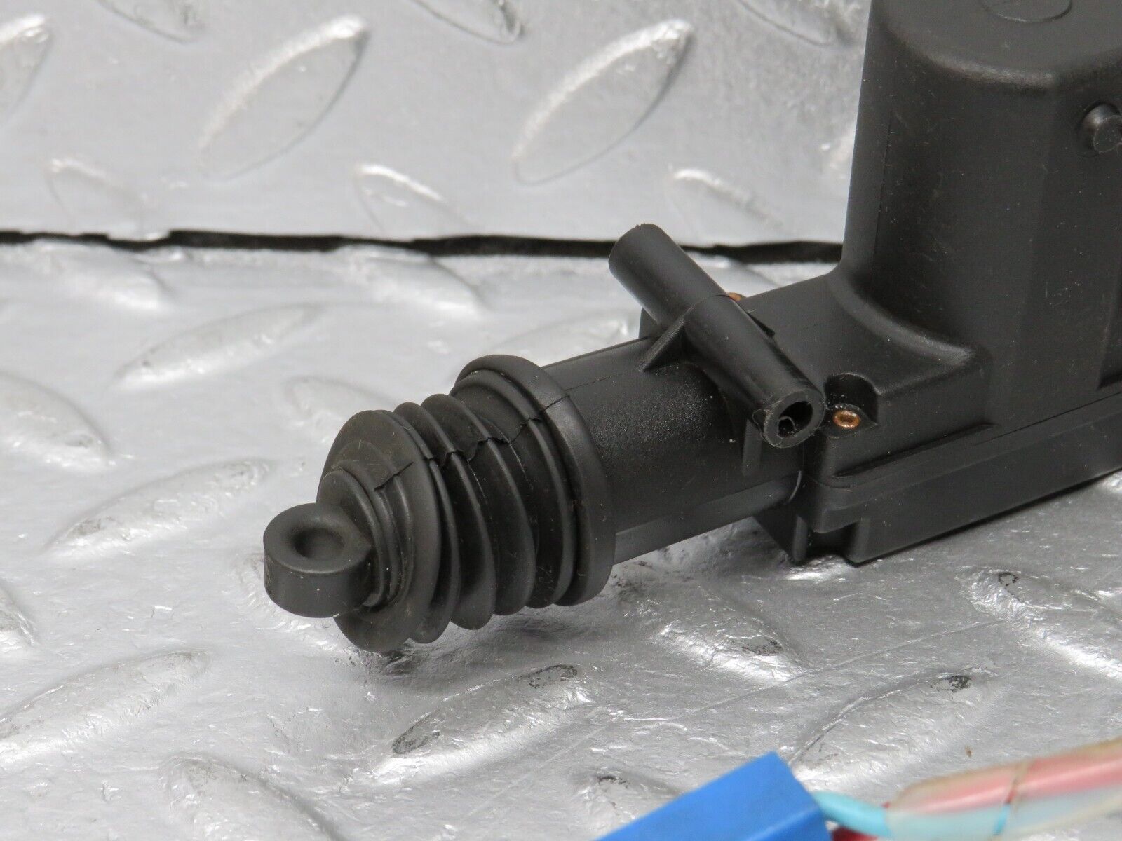 39133 Mercedes-Benz R107 500SL Trunk Lock Actuator