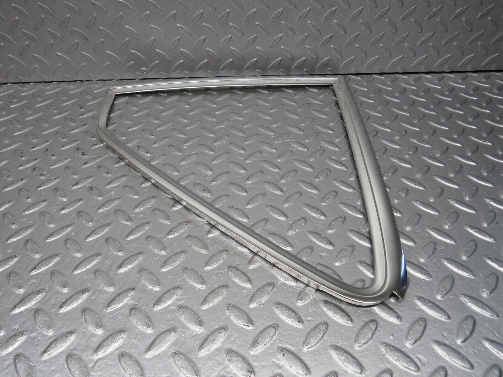 39855 Mercedes-Benz R107 350SL Hardtop Quarter Window Chrome Trim Right