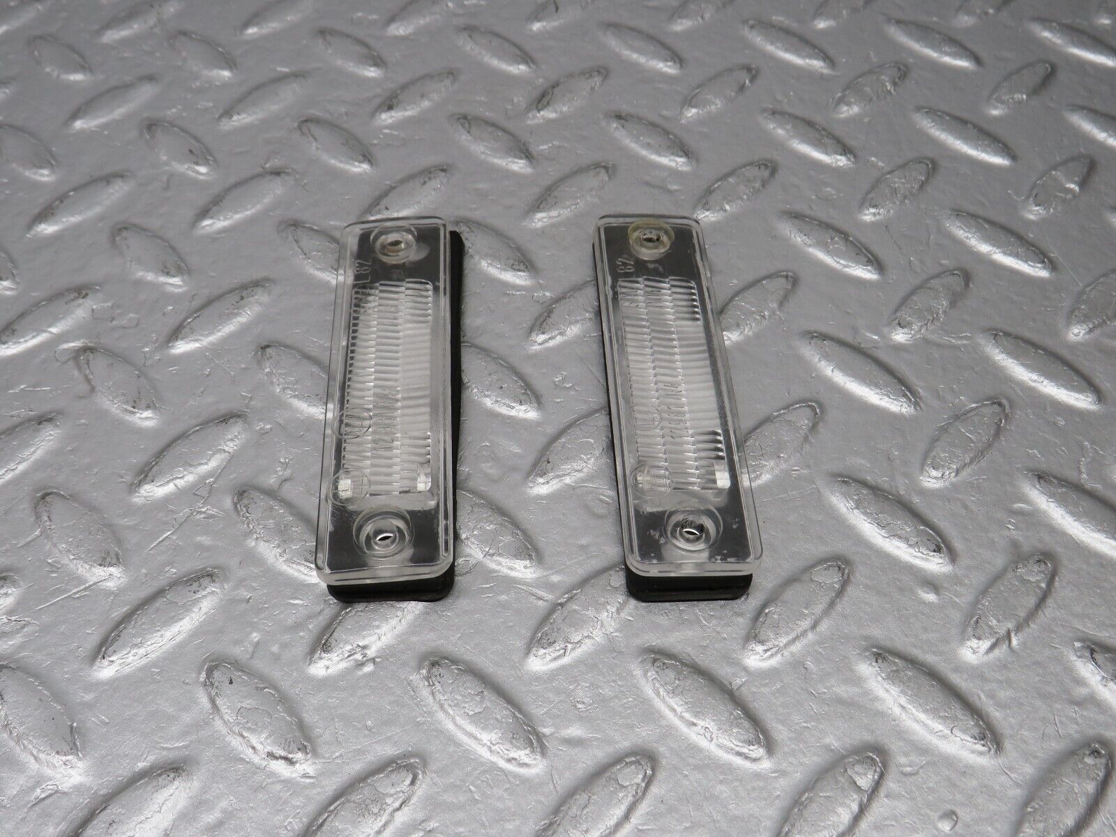 39136 Mercedes-Benz R107 500SL number Plate Light Lens 12981R4