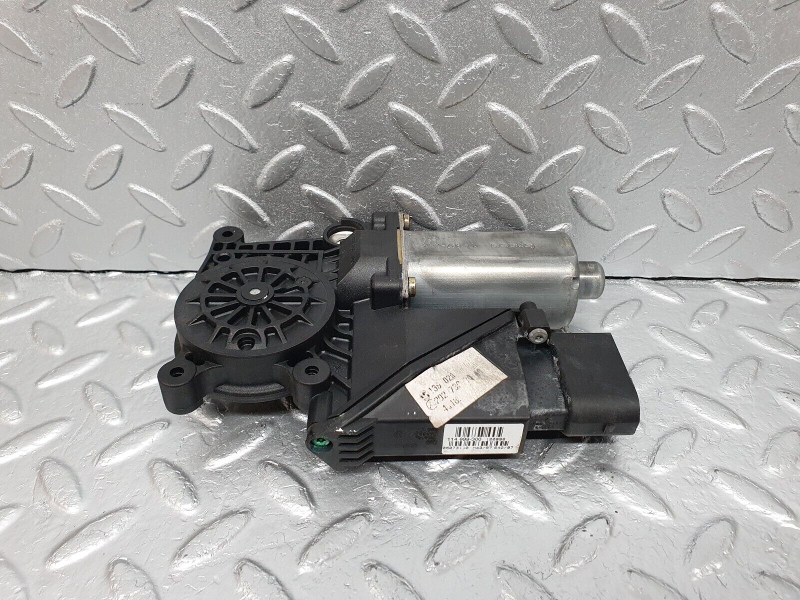 41914 Mercedes-Benz W202 C200 Window Regulator Motor Rear Right Bosch 0130821698 114899300