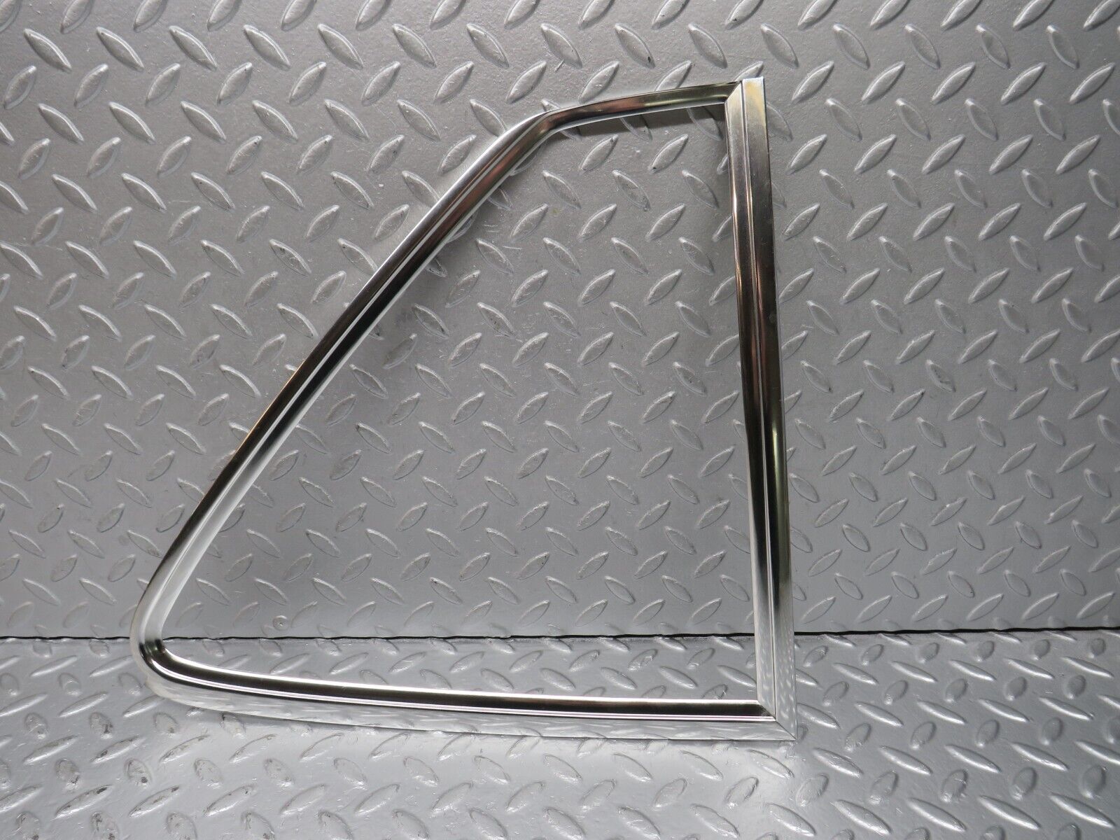 39855 Mercedes-Benz R107 350SL Hardtop Quarter Window Chrome Trim Right