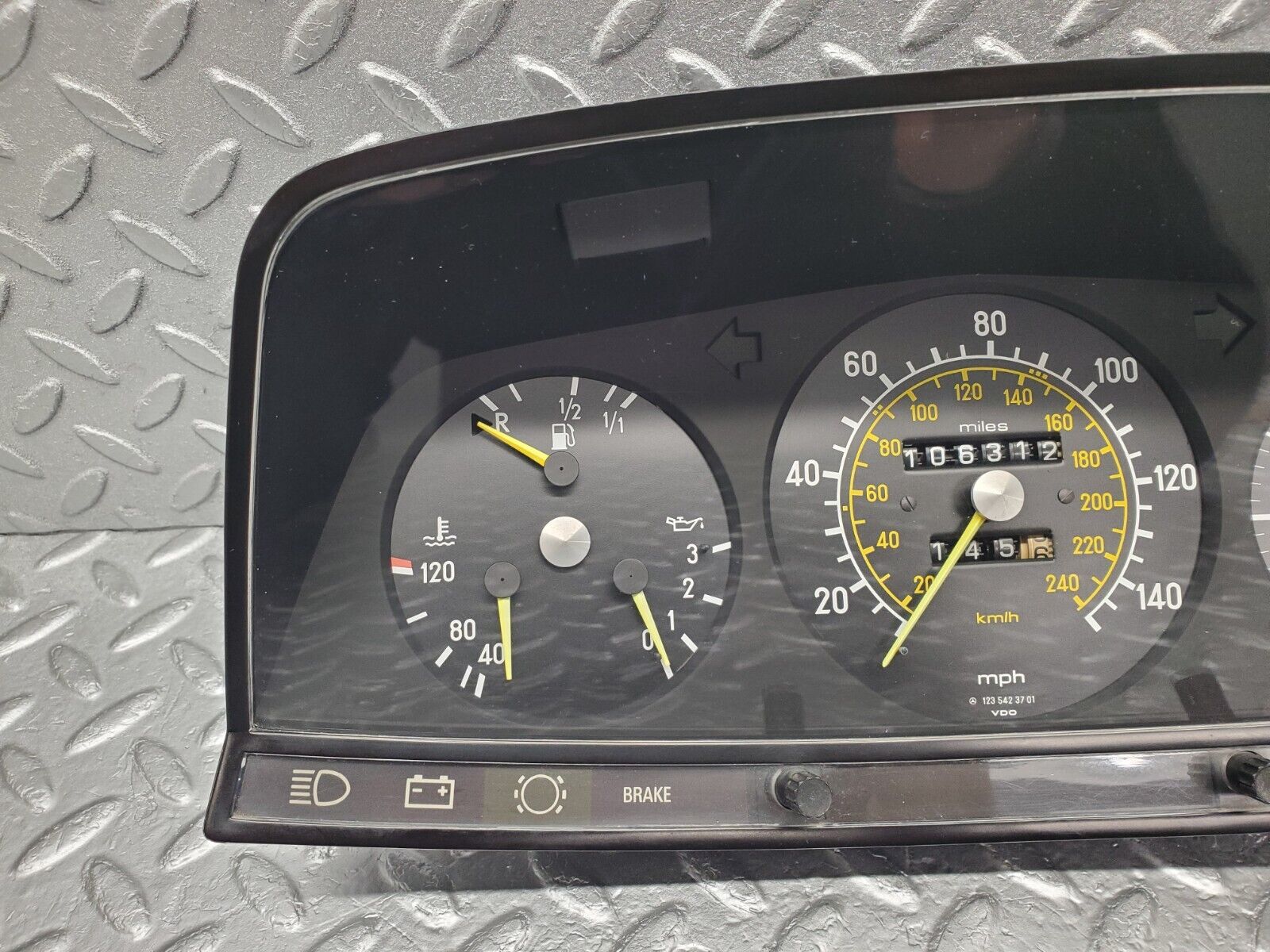46454 Mercedes-Benz C123 280CE Coupe Instrument Cluster 1235423701