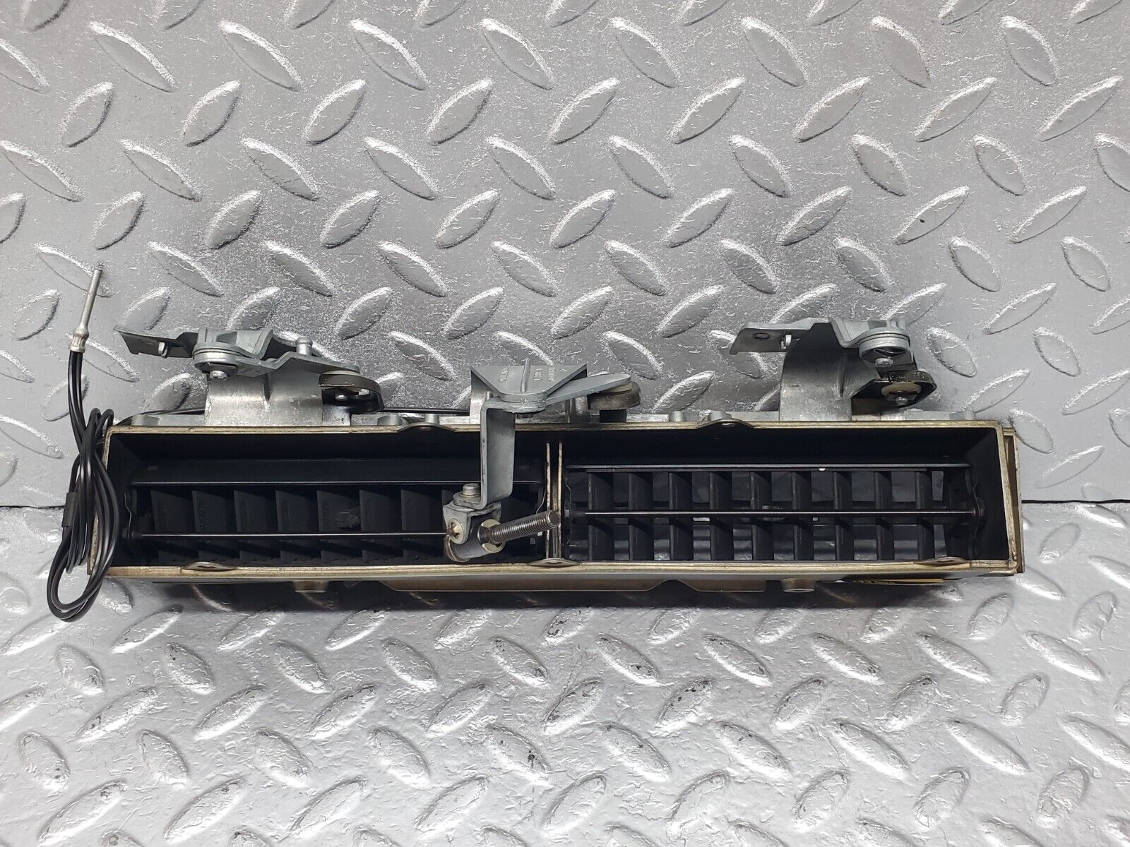 45925 Mercedes-Benz W126 420SE Dashboard Centre Air Vent 1268300654 1268310030 1268310130