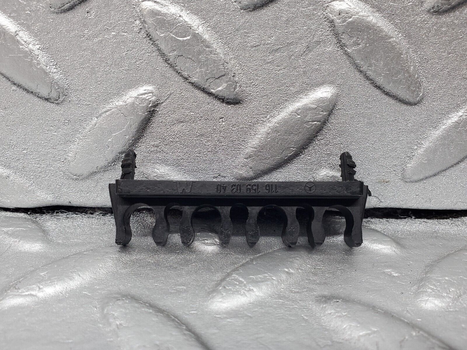 45884 Mercedes-Benz W126 420SE Ignition Lead Holder Bracket 1161590340