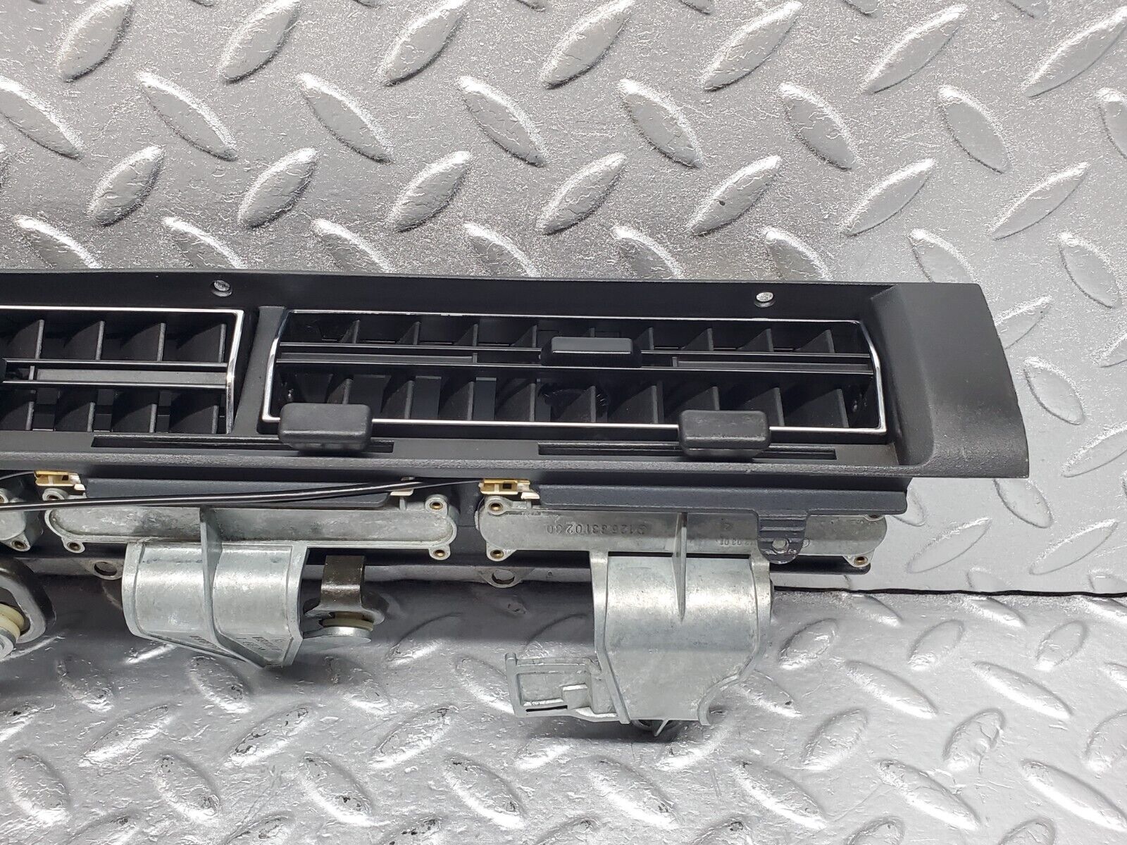 45925 Mercedes-Benz W126 420SE Dashboard Centre Air Vent 1268300654 1268310030 1268310130