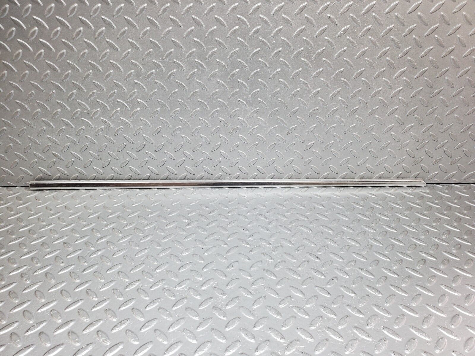 44542 Mercedes-Benz W123 280E Front Right Door Chrome Moulding Trim