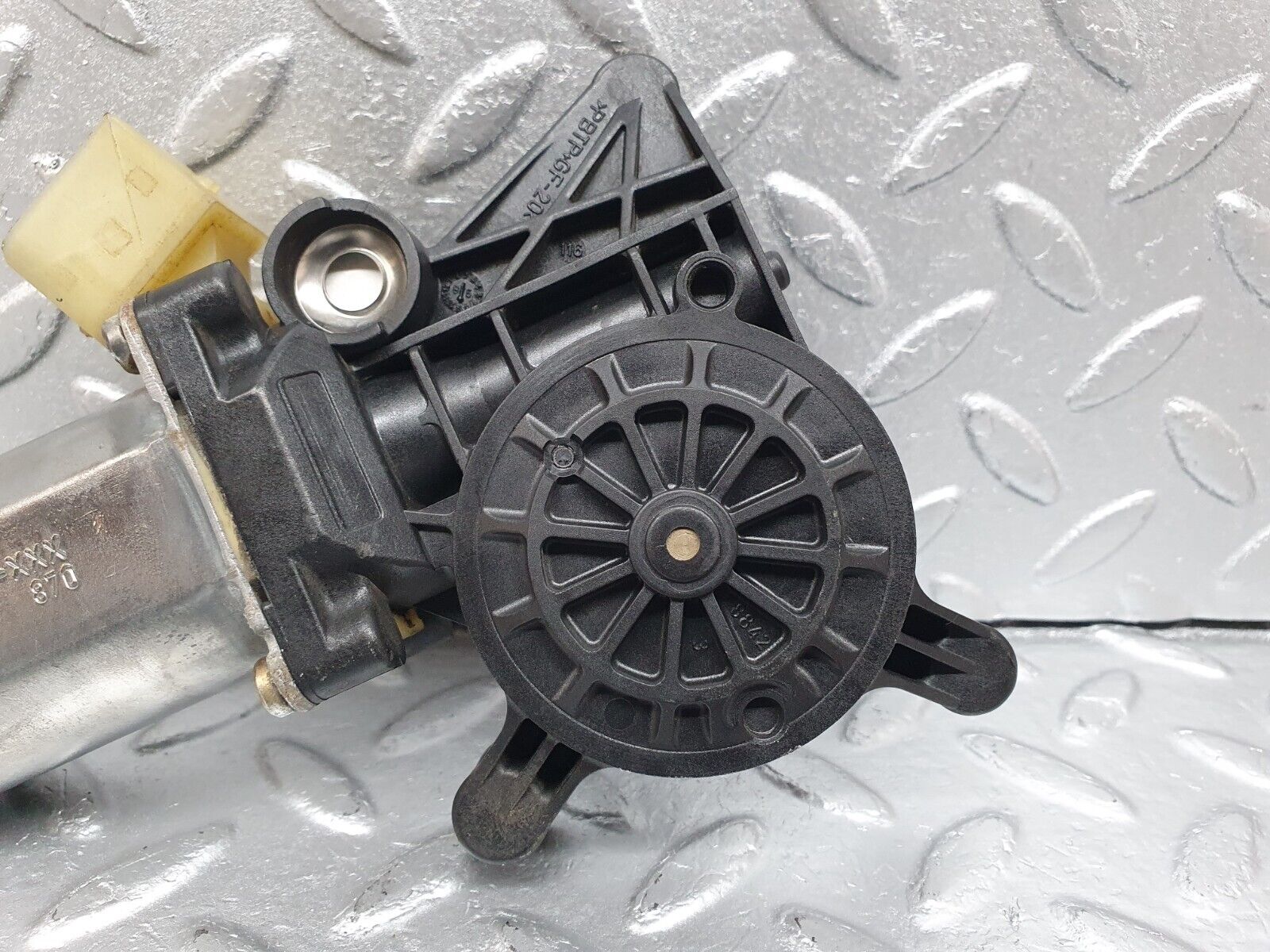 41913 Mercedes-Benz W202 C200 Window Regulator Motor Front Right Bosch 0130821709