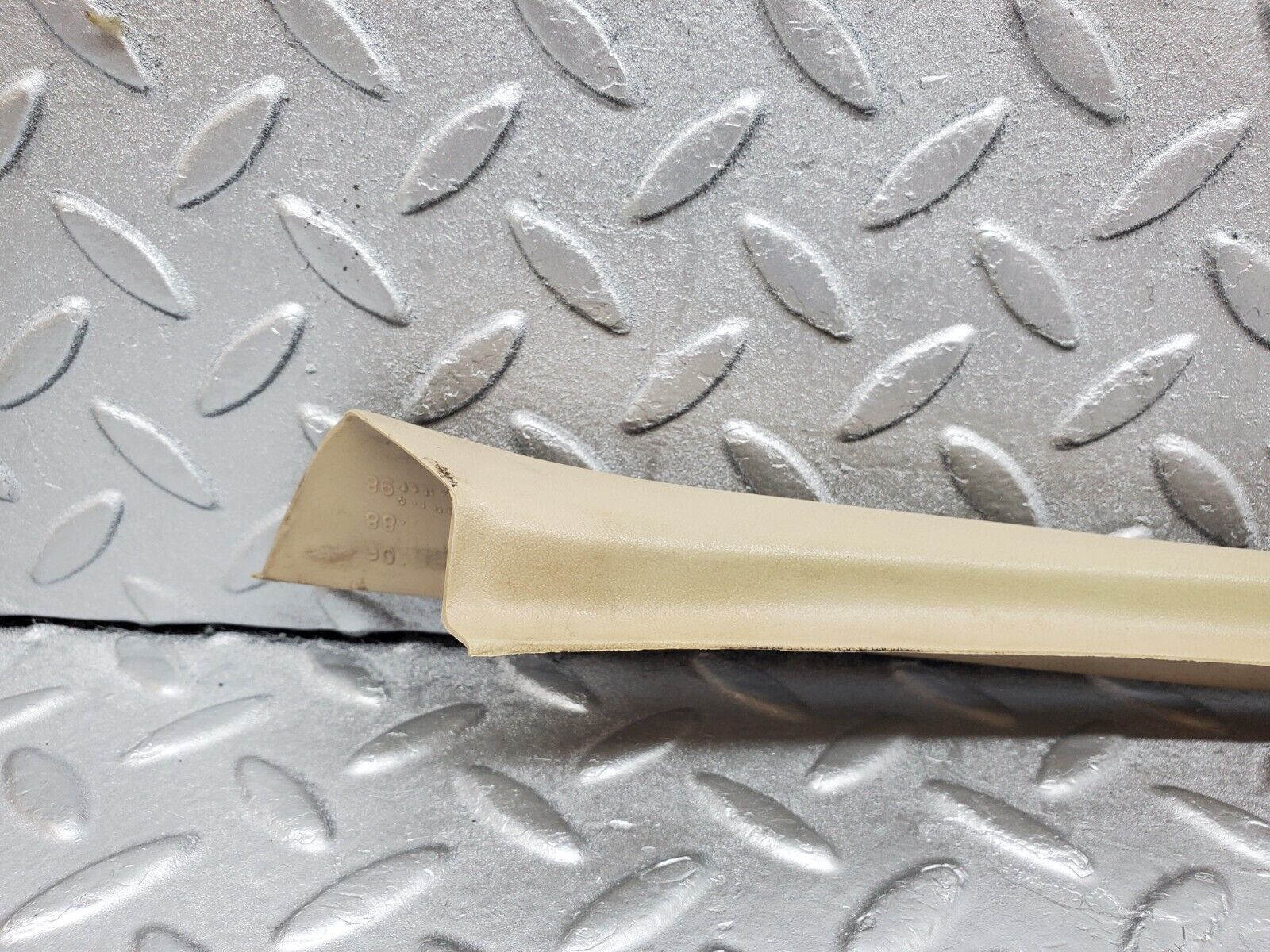 45860 Mercedes-Benz W126 420SE Front Right Door Window Frame Cover 1267250471