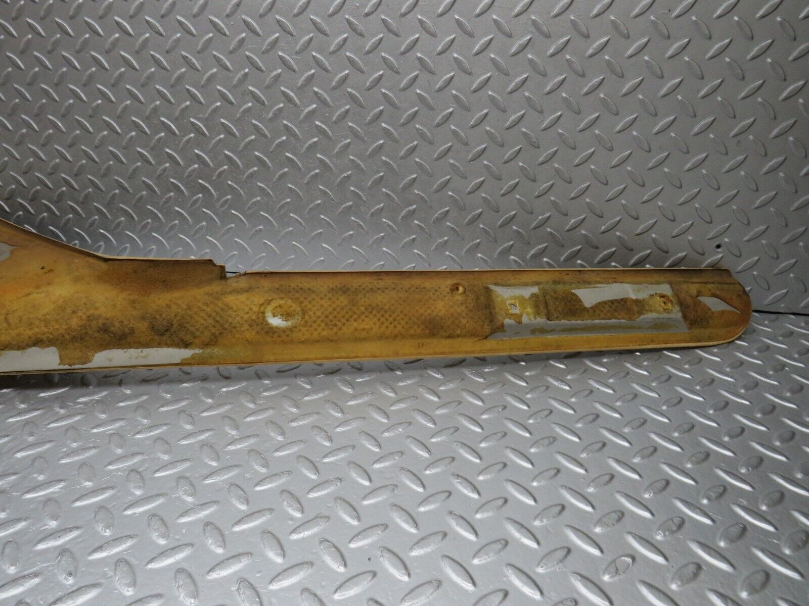 39842 Mercedes-Benz R107 350SL Hardtop C Pillar Cover Left Side Cream