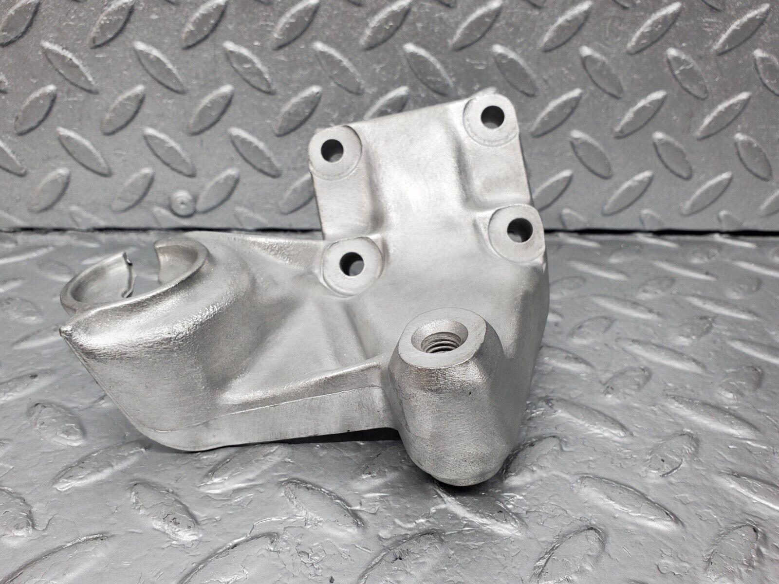 45924 Mercedes-Benz W126 420SE Engine Mount Bracket Right Side 1162235504