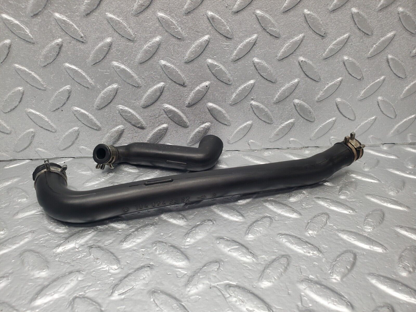 46208 Mercedes-Benz W124 280E Crankcase Breather Hose Pipe 2X 1040943582 1040943682