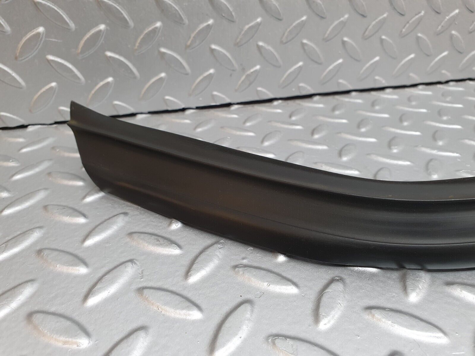 41714 Mercedes-Benz W124 200E Rear Windscreen Lower Rubber Seal