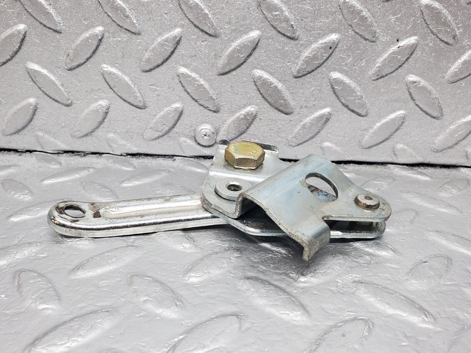 45881 Mercedes-Benz W126 420SE Front Right Seat Belt Bracket