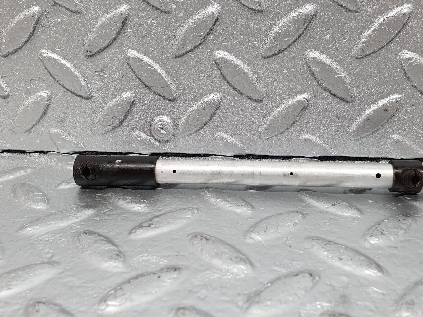 42936 Mercedes-Benz W116 350SE Camshaft Oil Tube