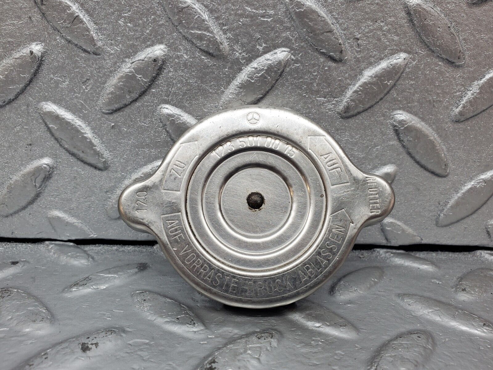 44349 Mercedes-Benz W123 280E Radiator Cap Behr 1235010015