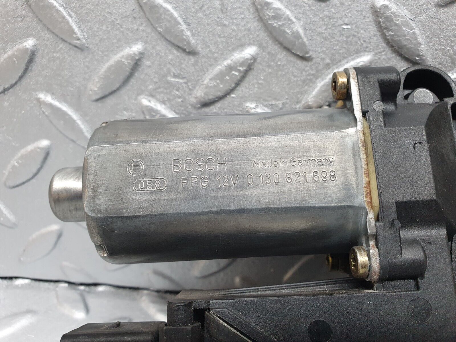 41914 Mercedes-Benz W202 C200 Window Regulator Motor Rear Right Bosch 0130821698 114899300