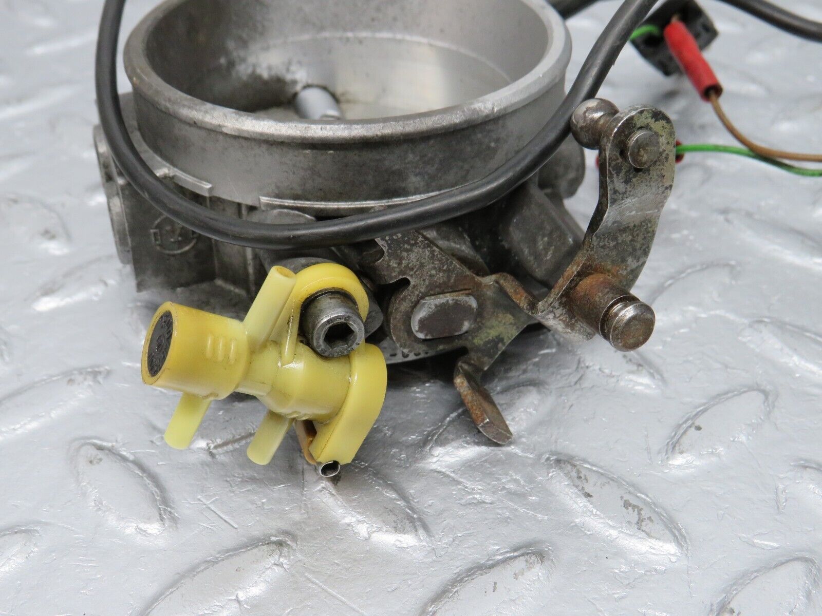 39293 Mercedes-Benz R107 500SL Throttle Body Valve With Sensor 0011406153